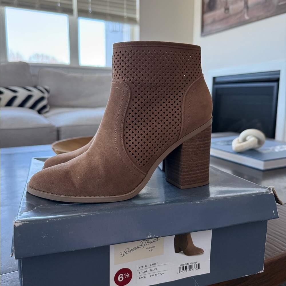 Universal Thread Tan Heeled Boots